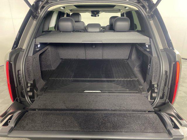 Photo of 2025 Flux Silver SV Bespoke Ultra Metallic Gloss Land Rover Range Rover