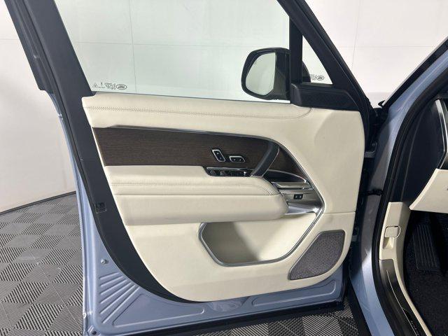 Photo of 2025 Ionian Silver SV Bespoke Ultra Metallic Gloss Land Rover Range Rover