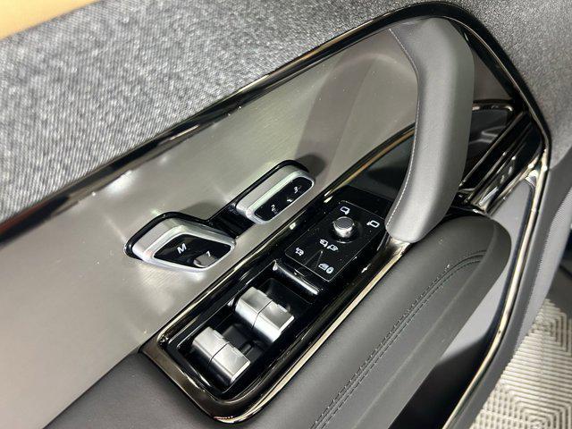 Photo of 2025 British Racing Green SV Bespoke Ultra Met Gloss Land Rover Range Rover Sport