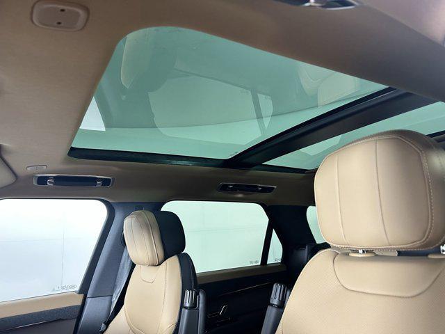 Photo of 2025 British Racing Green SV Bespoke Ultra Met Gloss Land Rover Range Rover Sport