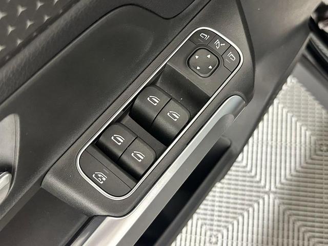Photo of 2024 Night Black Mercedes-Benz GLB 250