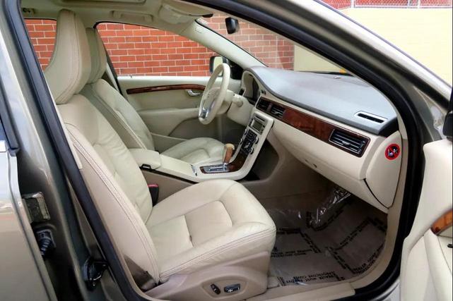 Photo of 2010 Caper Green Metallic Volvo XC70