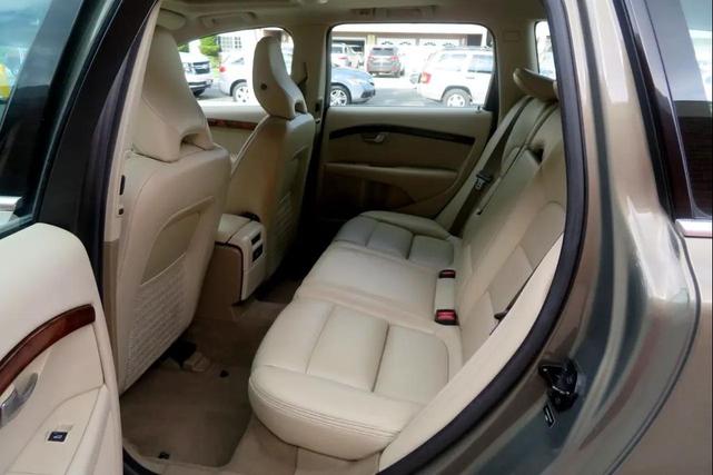 Photo of 2010 Caper Green Metallic Volvo XC70