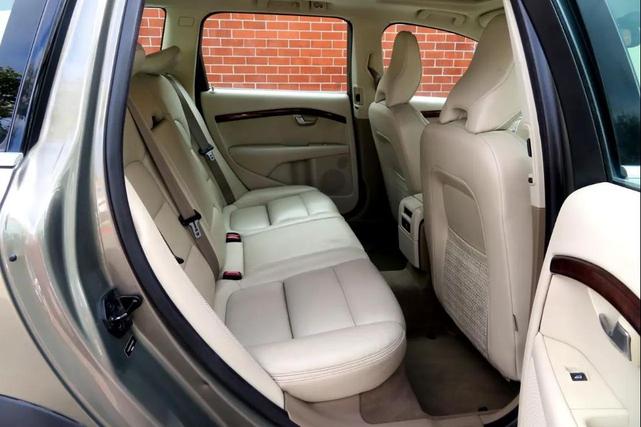 Photo of 2010 Caper Green Metallic Volvo XC70