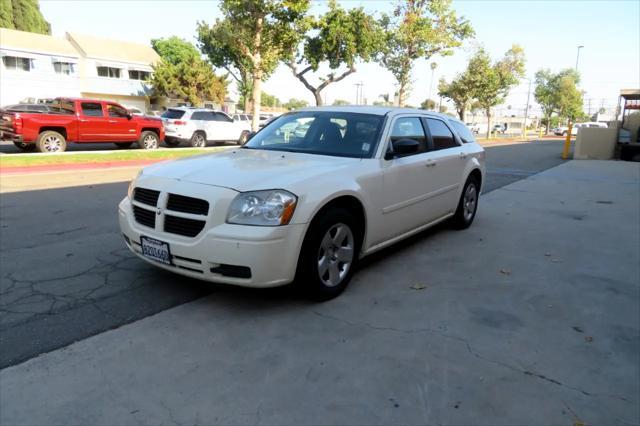 Photo of 2005 Pearl White Dodge Magnum