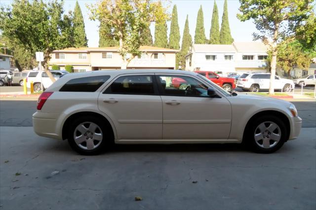 Photo of 2005 Pearl White Dodge Magnum