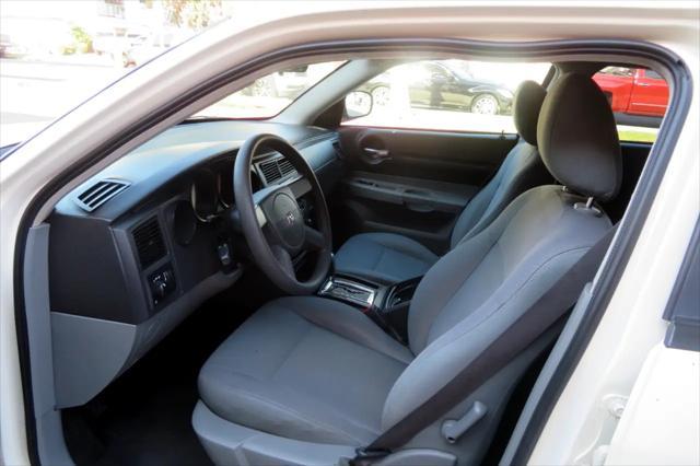 Photo of 2005 Pearl White Dodge Magnum