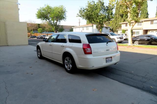 Photo of 2005 Pearl White Dodge Magnum