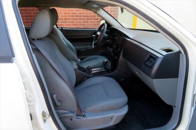 Photo of 2005 Pearl White Dodge Magnum