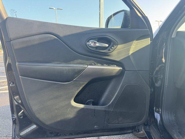 Photo of 2019 Diamond Black Crystal Pearlcoat Jeep Cherokee