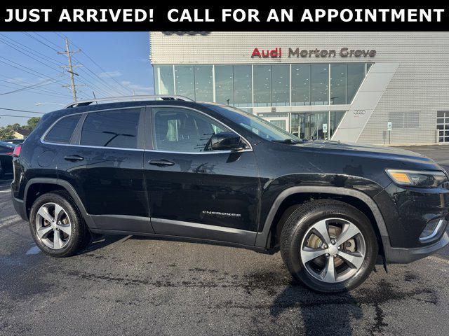 Photo of 2019 Diamond Black Crystal Pearlcoat Jeep Cherokee