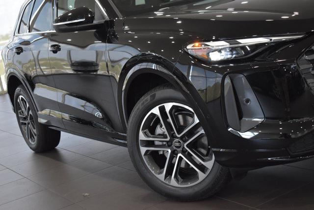 Photo of 2025 Mythos Black Metallic Audi Q5