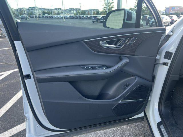 Photo of 2023 Glacier White Metallic Audi Q7