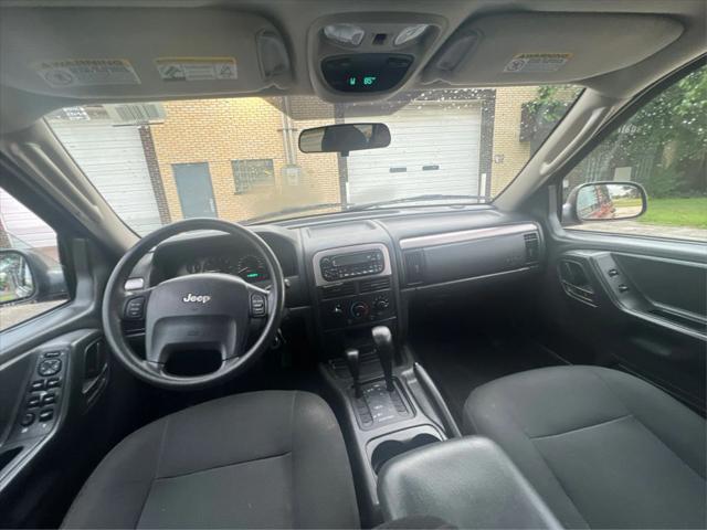 Photo of 2004 Red Jeep Grand Cherokee