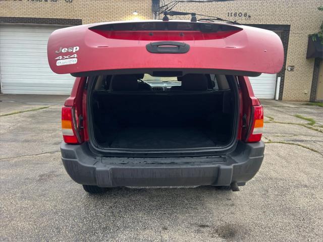 Photo of 2004 Red Jeep Grand Cherokee