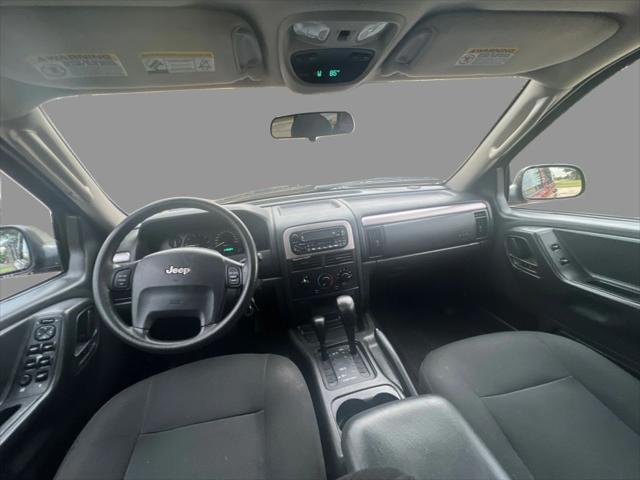 Photo of 2004 Red Jeep Grand Cherokee