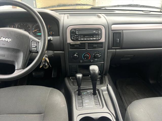 Photo of 2004 Red Jeep Grand Cherokee