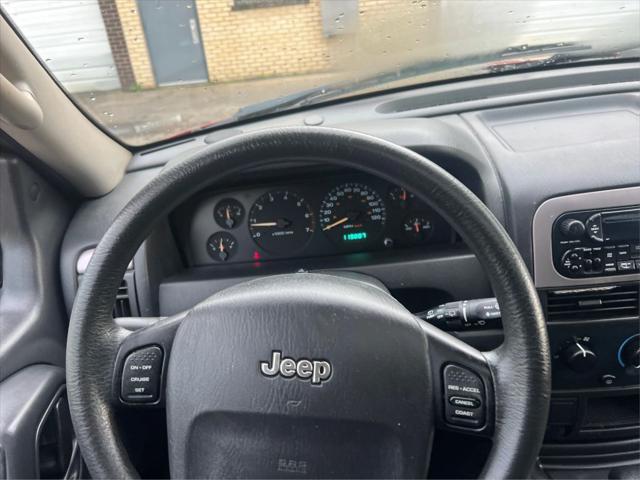 Photo of 2004 Red Jeep Grand Cherokee