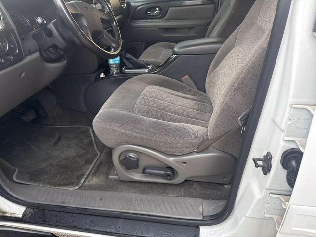 Photo of 2004 Summit White GMC Envoy