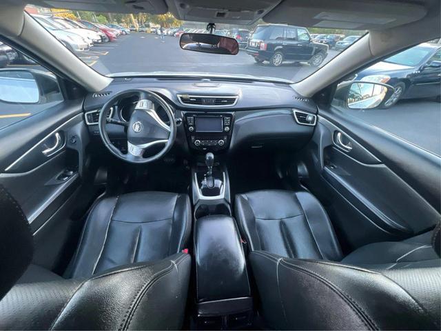 Photo of 2016 Brilliant Silver Nissan Rogue