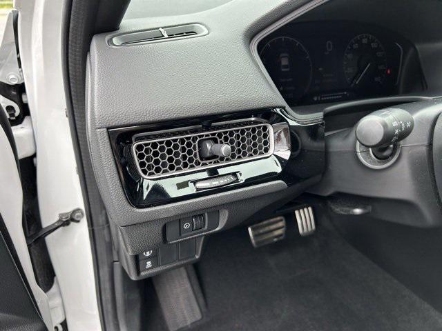 Photo of 2023 Platinum White Pearl Honda Civic
