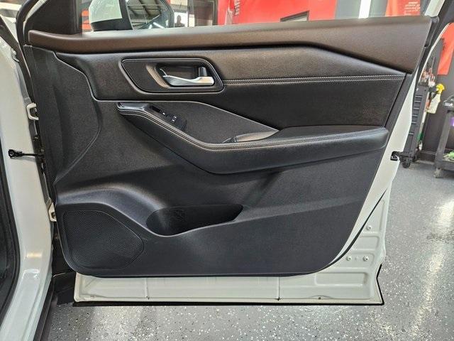 Photo of 2022 White Nissan Rogue