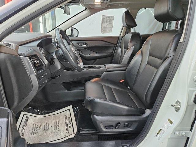 Photo of 2022 White Nissan Rogue