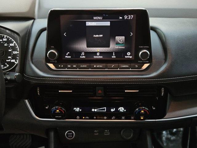 Photo of 2022 White Nissan Rogue