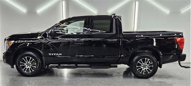 Photo of 2024 Super Black Nissan Titan