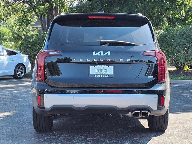 Photo of 2023 Ebony Black Kia Telluride