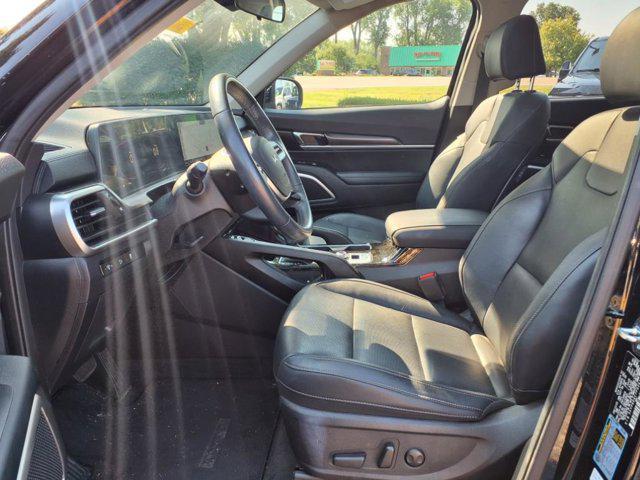 Photo of 2023 Ebony Black Kia Telluride