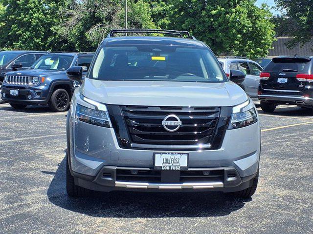 Photo of 2024 Solid Gray/Super Black Nissan Pathfinder
