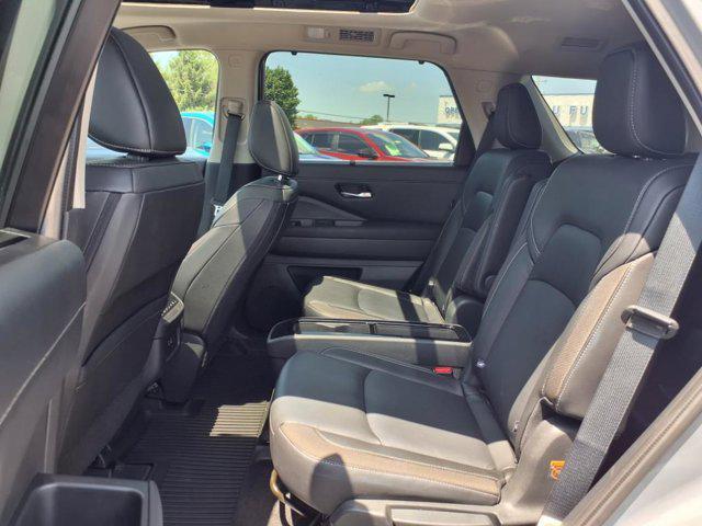Photo of 2024 Solid Gray/Super Black Nissan Pathfinder