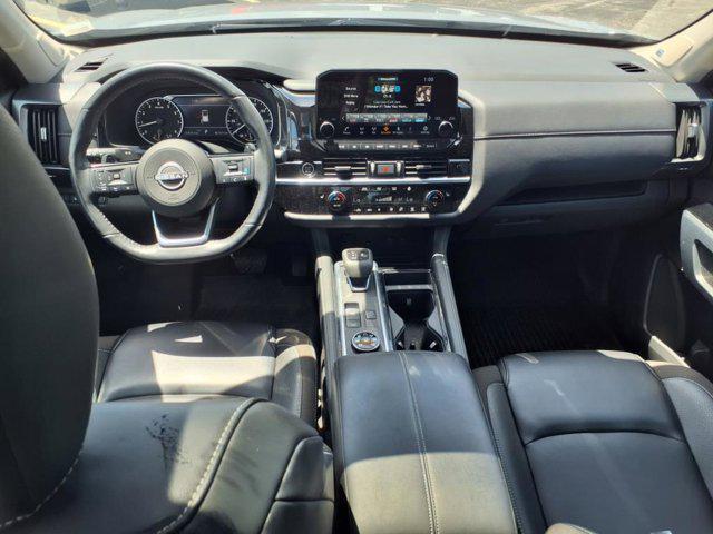 Photo of 2024 Solid Gray/Super Black Nissan Pathfinder