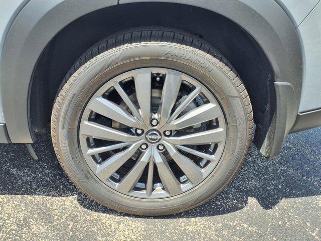 Photo of 2024 Solid Gray/Super Black Nissan Pathfinder