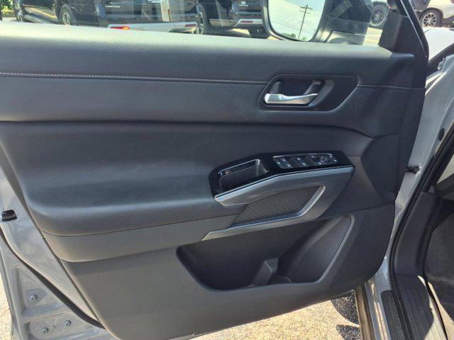 Photo of 2024 Solid Gray/Super Black Nissan Pathfinder