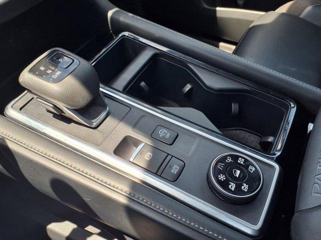 Photo of 2024 Solid Gray/Super Black Nissan Pathfinder