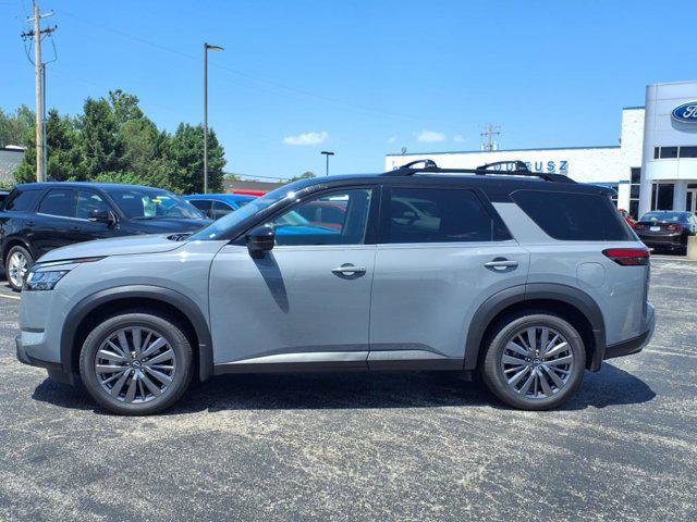 Photo of 2024 Solid Gray/Super Black Nissan Pathfinder