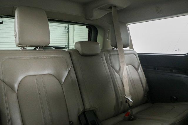 Photo of 2019 White Platinum Metallic Tri-Coat Ford Expedition Max