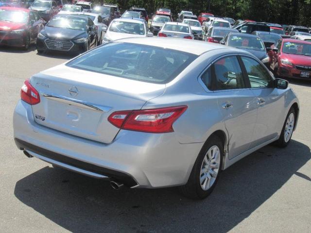 Photo of 2017 Silver Nissan Altima