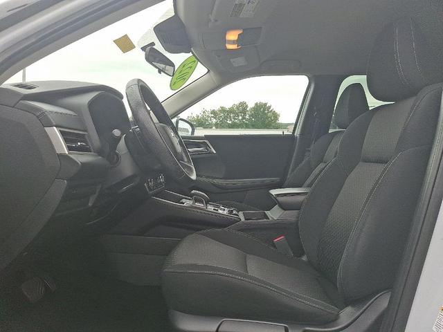 Photo of 2022 White Diamond Mitsubishi Outlander