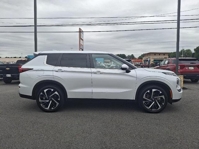 Photo of 2022 White Diamond Mitsubishi Outlander