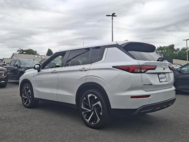 Photo of 2022 White Diamond Mitsubishi Outlander