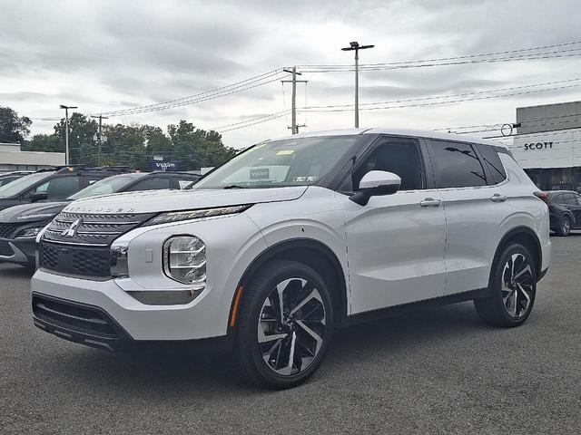 Photo of 2022 White Diamond Mitsubishi Outlander