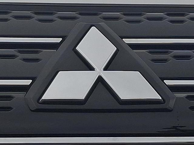 Photo of 2022 White Diamond Mitsubishi Outlander