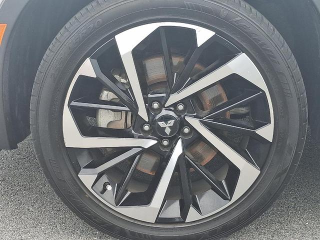 Photo of 2022 White Diamond Mitsubishi Outlander