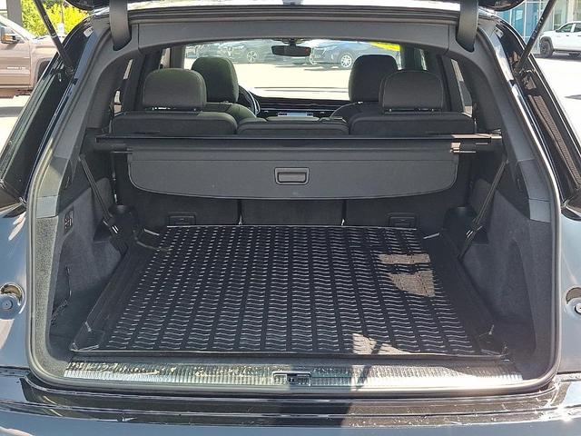 Photo of 2025 Mythos Black Metallic Audi Q7
