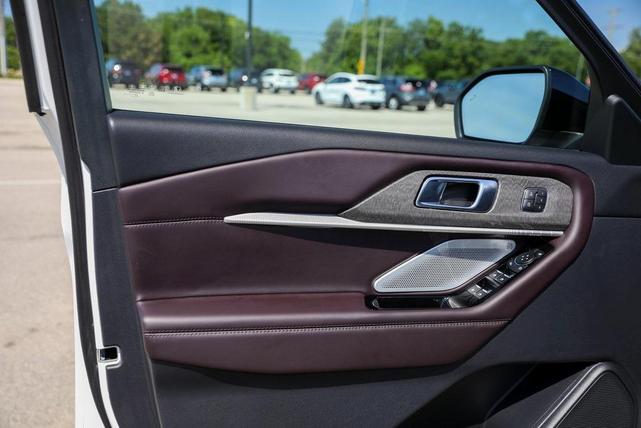 Photo of 2025 Star White Ford Explorer