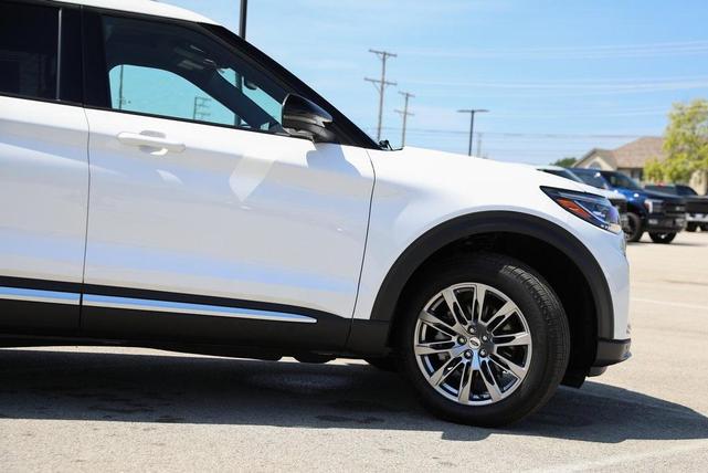 Photo of 2025 Star White Ford Explorer