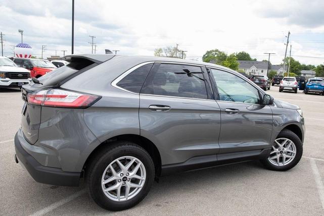 Photo of 2024 Carbonized Gray Metallic Ford Edge